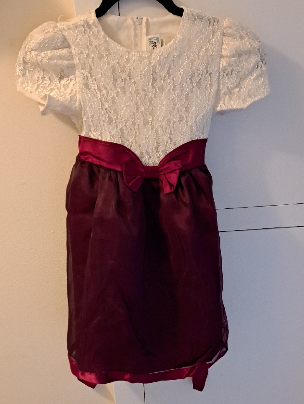 Sugar Plum Ivory Lace Dress with Floral Overlay Size: (6)